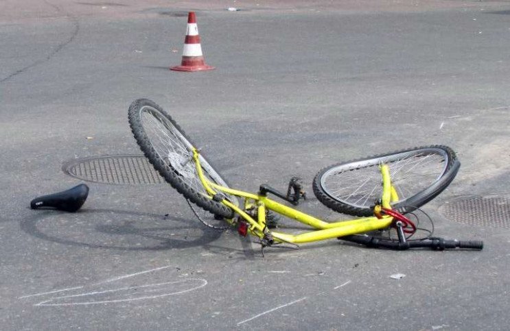 Сбитый велосипедист из Днепра стал заложником посольства Украины в Польше - рис. 1