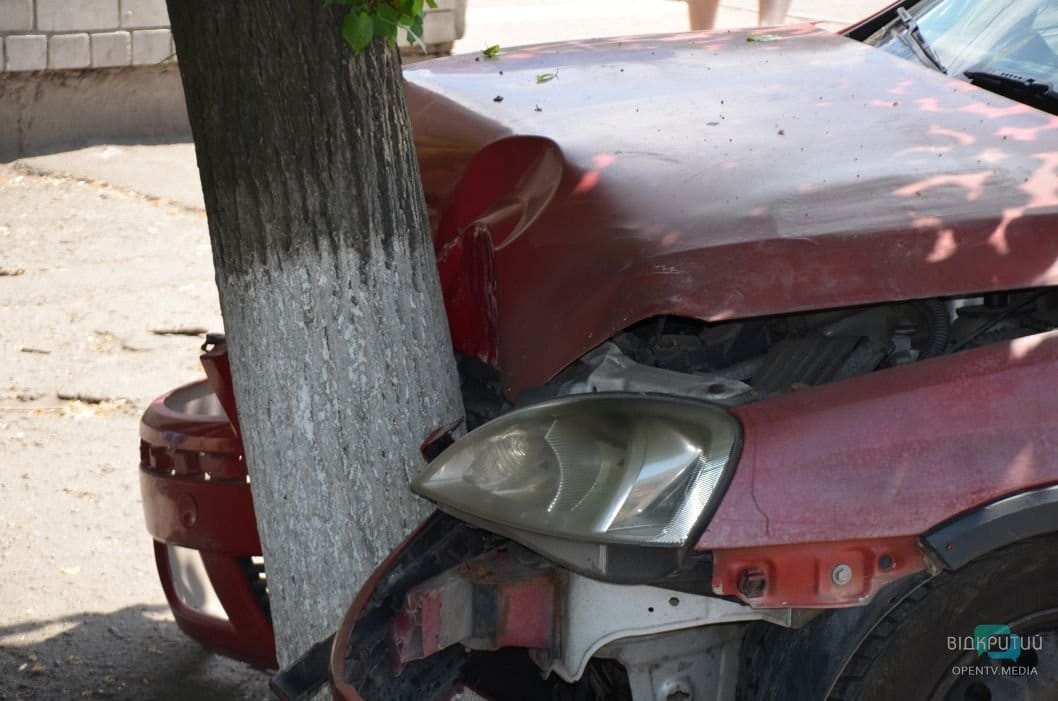 В Днепре Opel «влетел» в дерево: есть пострадавшие - рис. 14