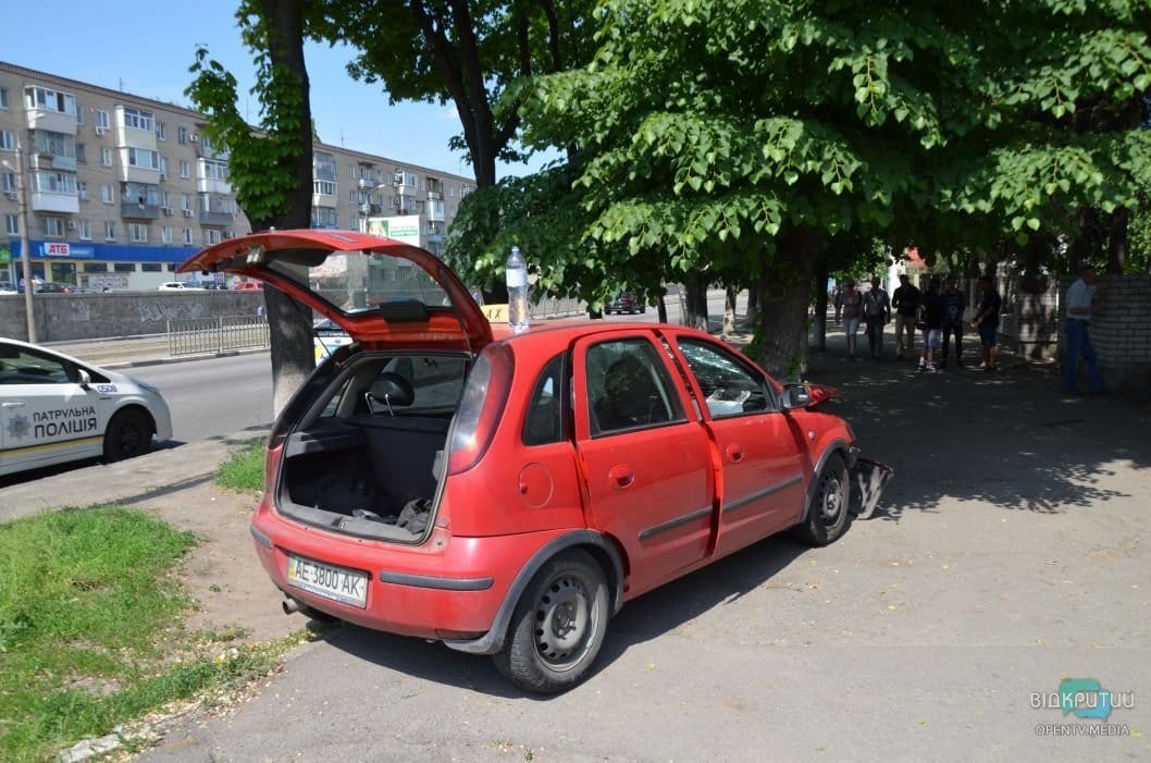 В Днепре Opel «влетел» в дерево: есть пострадавшие - рис. 2