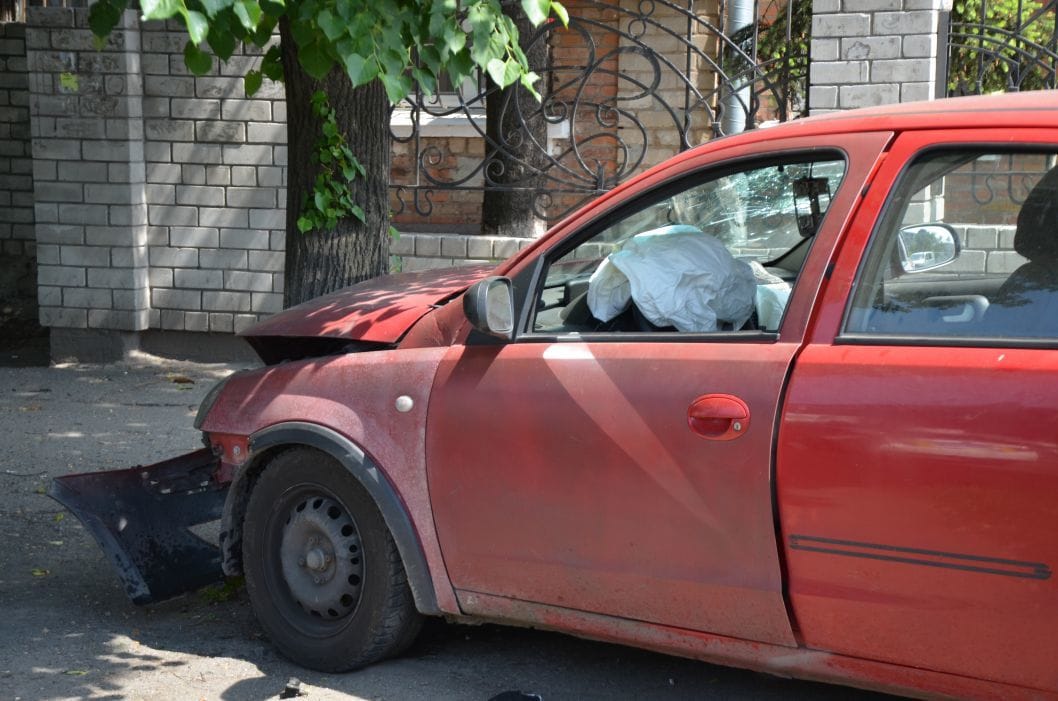 В Днепре Opel «влетел» в дерево: есть пострадавшие - рис. 1