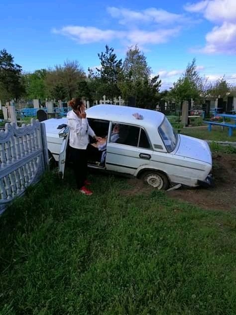 Доездились: в Днепропетровской области автомобиль «влетел» в кладбище - рис. 2