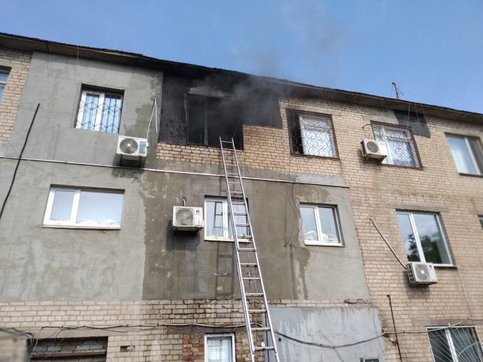 В Кривом Роге произошел пожар в офисе: спасли трех человек - рис. 13