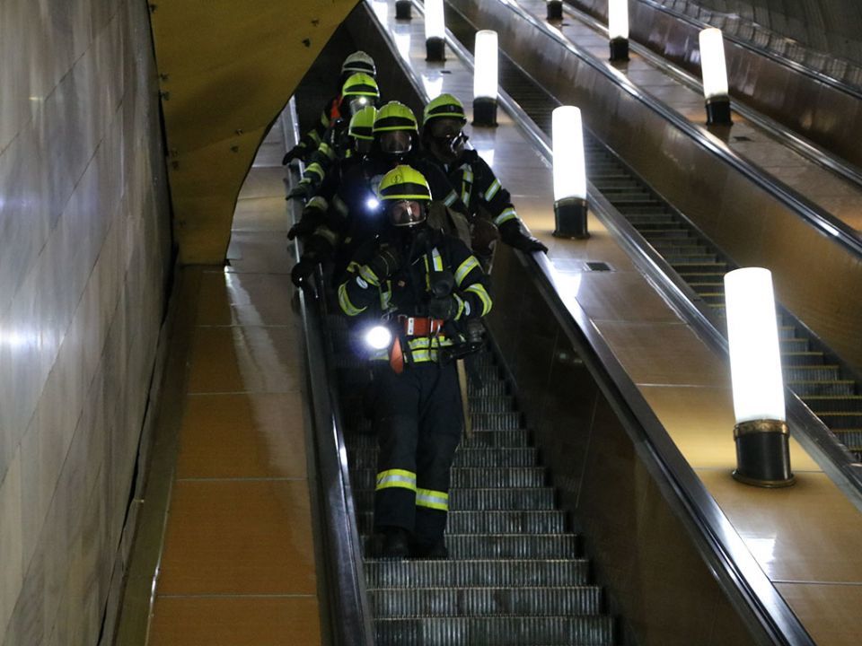 В Днепре горел вагон метро: пострадавших эвакуировали - рис. 6