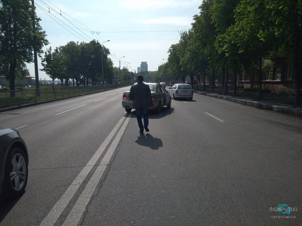 ДТП в Днепре возле гостиницы «Парус»: столкнулись маршрутный автобус и легковушка - рис. 4