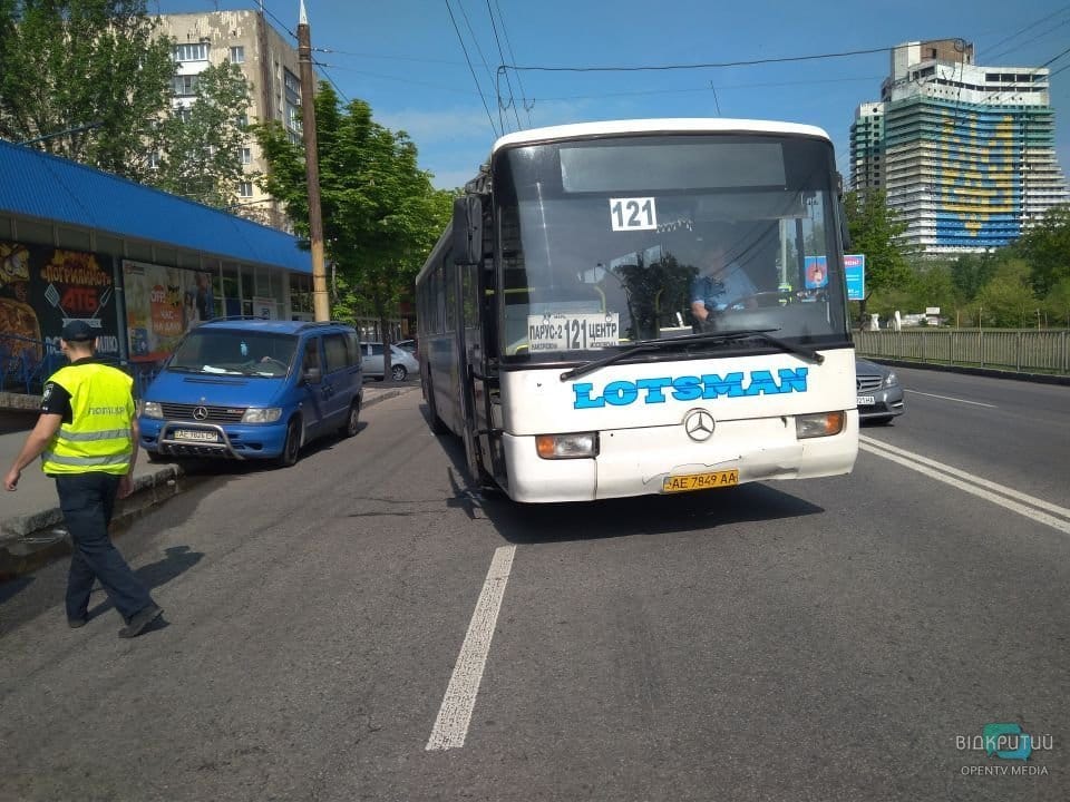 ДТП в Днепре возле гостиницы «Парус»: столкнулись маршрутный автобус и легковушка - рис. 6