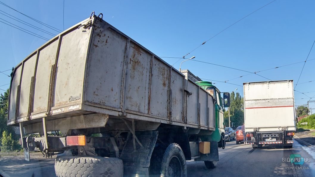 В Днепре на улице Каруны в результате ДТП парализовано движение двух трамваев - рис. 3