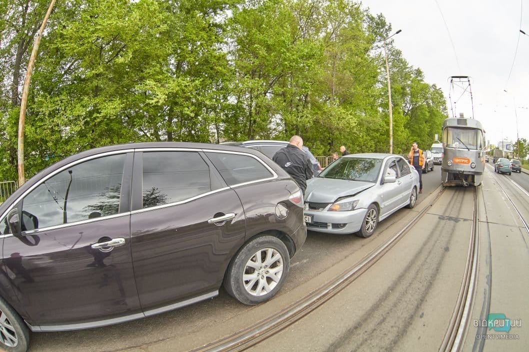 В Днепре на съезде со Старого моста Mitsubishi врезался в автомобиль Mazda - рис. 2