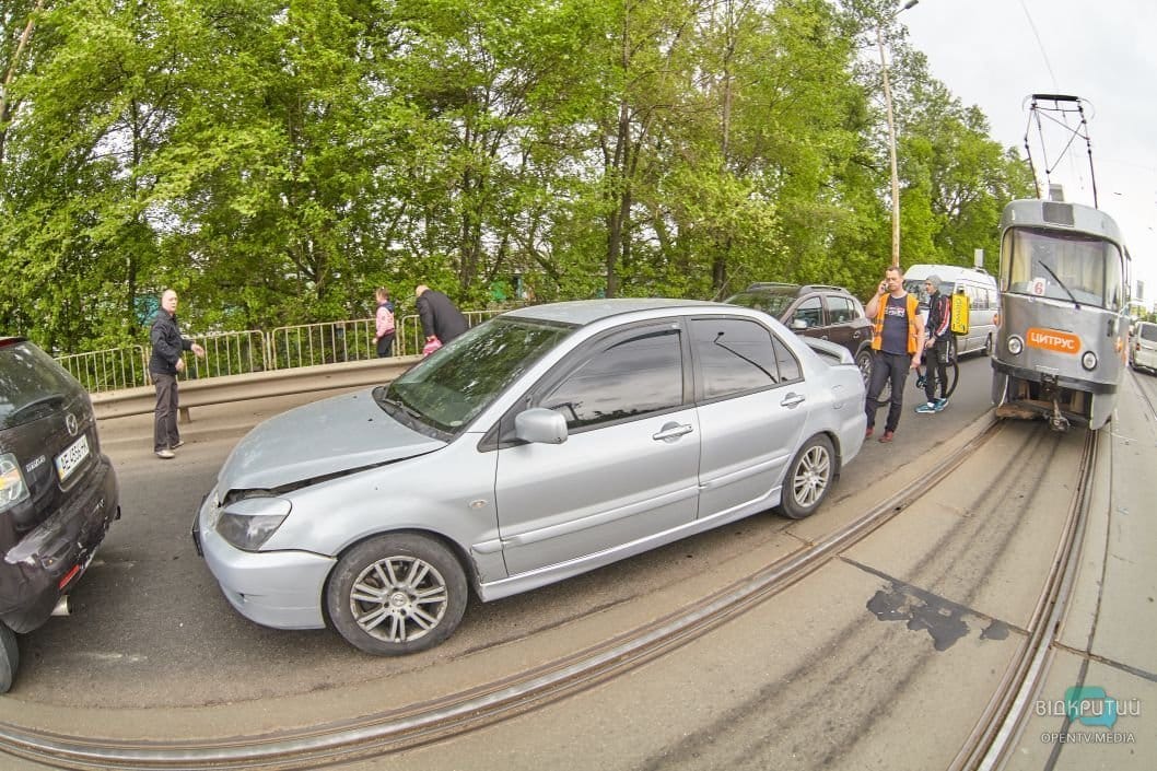 В Днепре на съезде со Старого моста Mitsubishi врезался в автомобиль Mazda - рис. 15