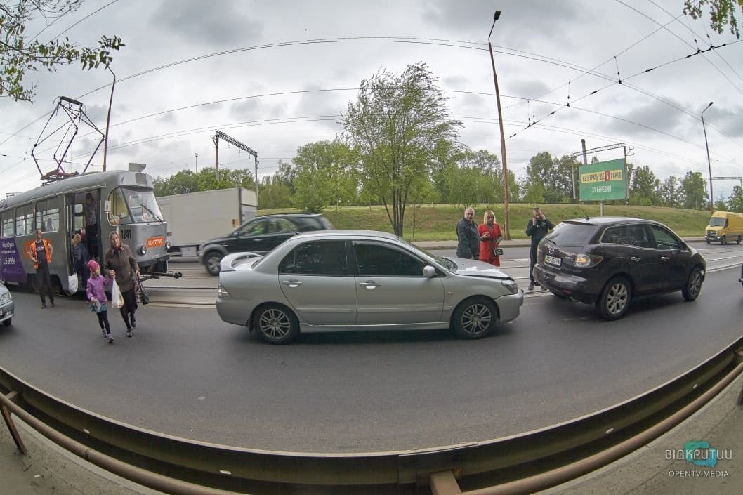 В Днепре на съезде со Старого моста Mitsubishi врезался в автомобиль Mazda - рис. 5