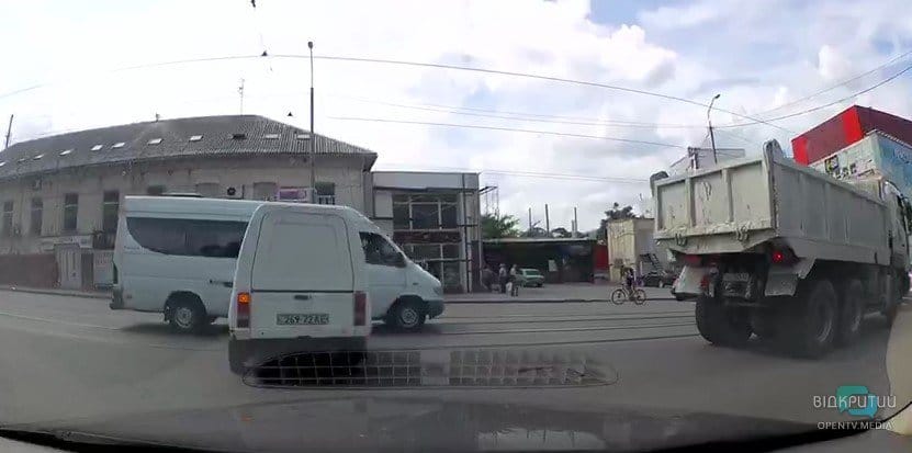В Днепре возле «Озерки» Таврия протаранила маршрутку: видео момента аварии - рис. 12
