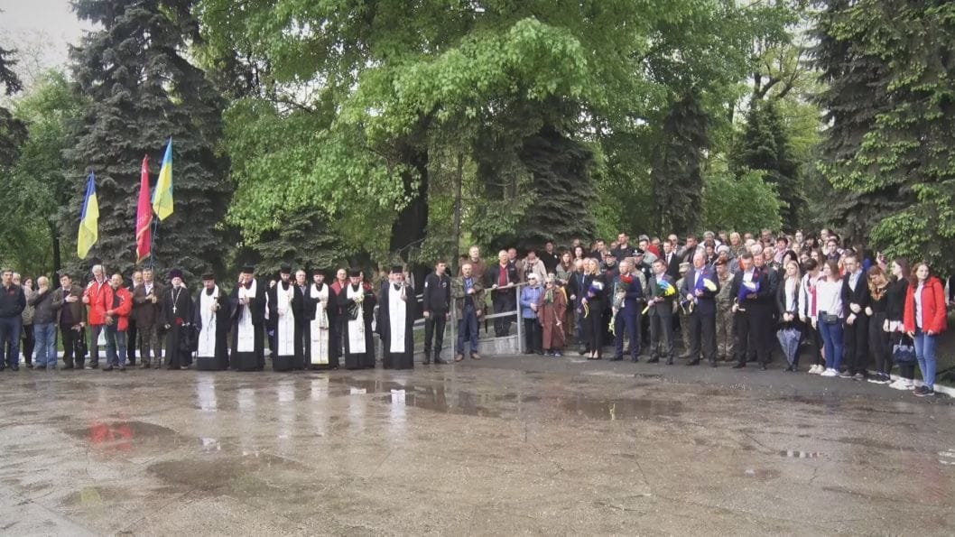 В Днепре возложили цветы к мемориалу в парке Памяти и Примирения - рис. 1