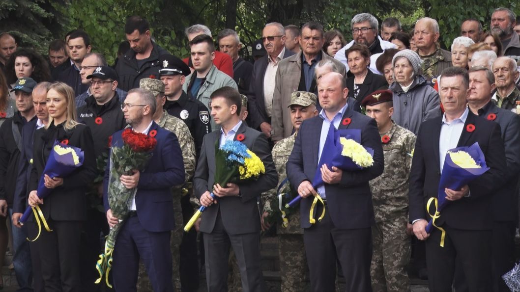 В Днепре возложили цветы к мемориалу в парке Памяти и Примирения - рис. 2