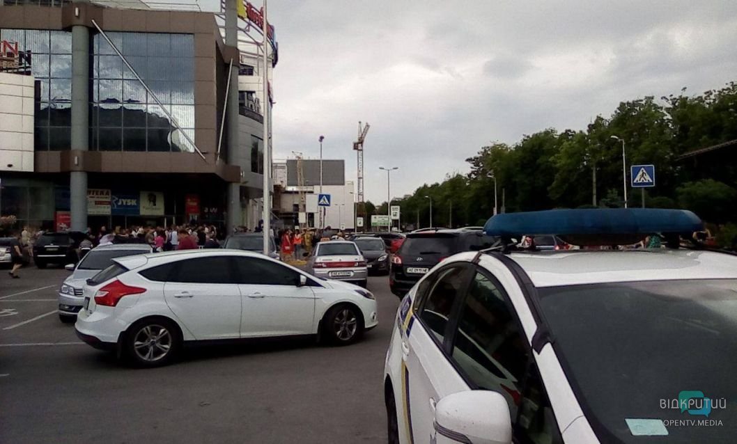В Днепре эвакуируют людей из торговых центров: город опять накрыла волна сообщений о заминированиях - рис. 1