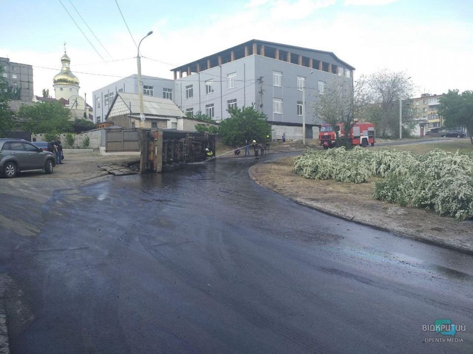 В Днепре на Каштановой перевернулся грузовик: водитель в больнице - рис. 1