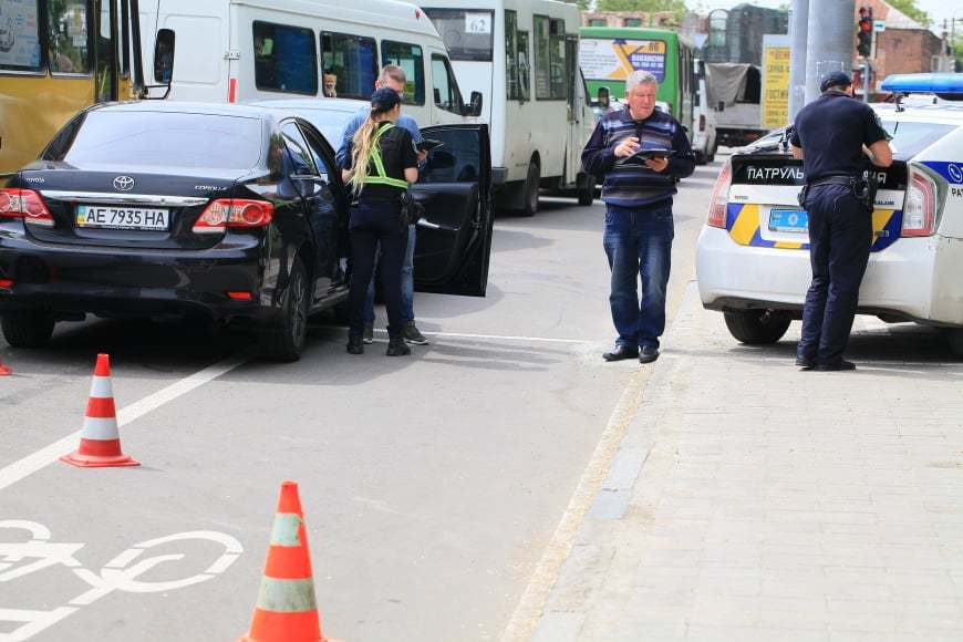 В Днепре на улице Курчатова автомобиль Toyota врезался в Chevrolet: образовалась большая пробка - рис. 2
