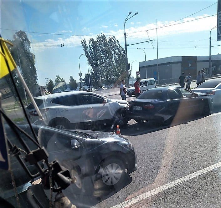 В Днепре под Кайдакским мостом столкнулись Lexus, Daewoo и Nissan: пострадала девушка - рис. 10