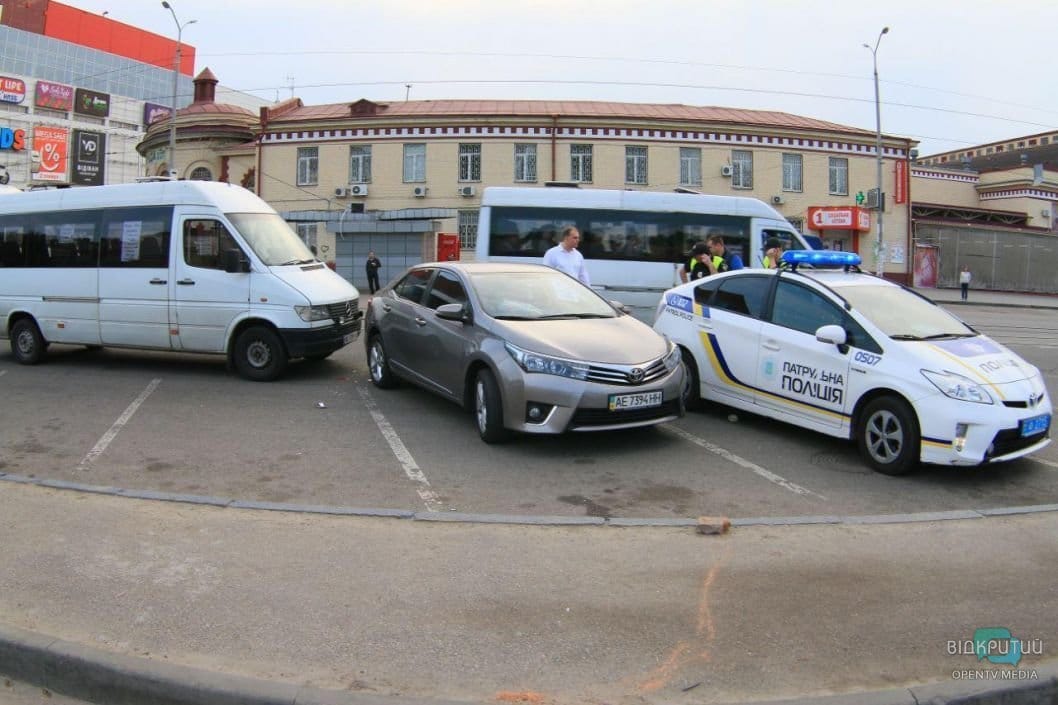 В Днепре возле «Озерки» маршрутка врезалась в легковой автомобиль - рис. 1
