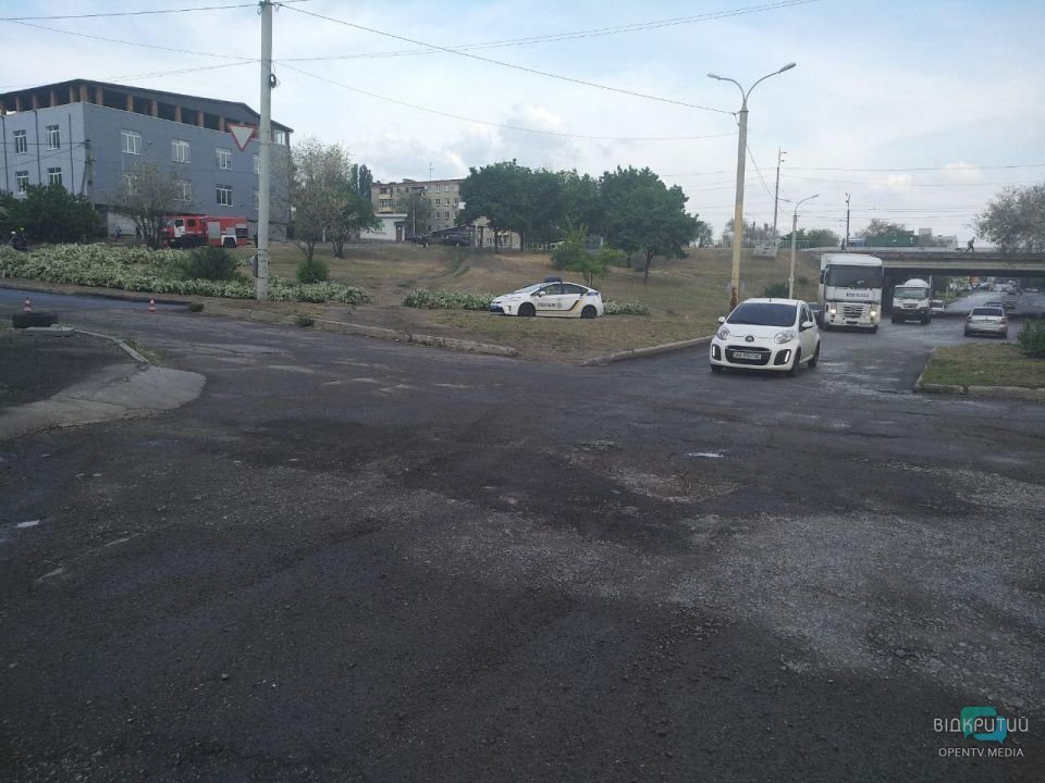 В Днепре на Каштановой перевернулся грузовик: водитель в больнице - рис. 2