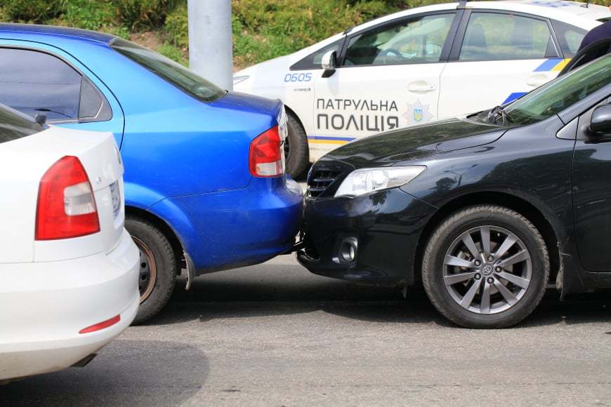 В Днепре на улице Курчатова автомобиль Toyota врезался в Chevrolet: образовалась большая пробка - рис. 3