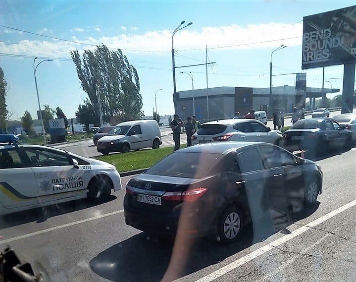 В Днепре под Кайдакским мостом столкнулись Lexus, Daewoo и Nissan: пострадала девушка - рис. 2