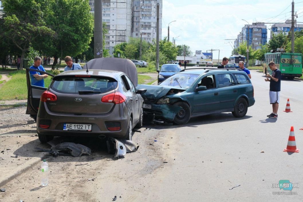 В Днепре на улице Генерала Захарченко ДТП: столкнулись Кіа и Opel - рис. 3