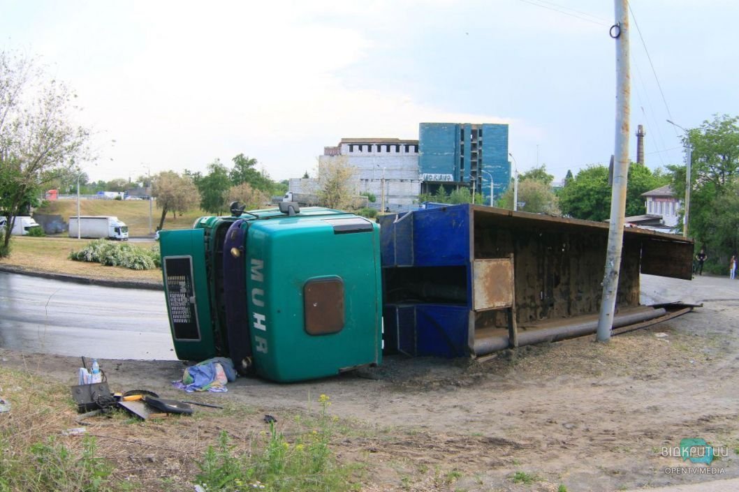 В Днепре на Каштановой перевернулся грузовик: водитель в больнице - рис. 4