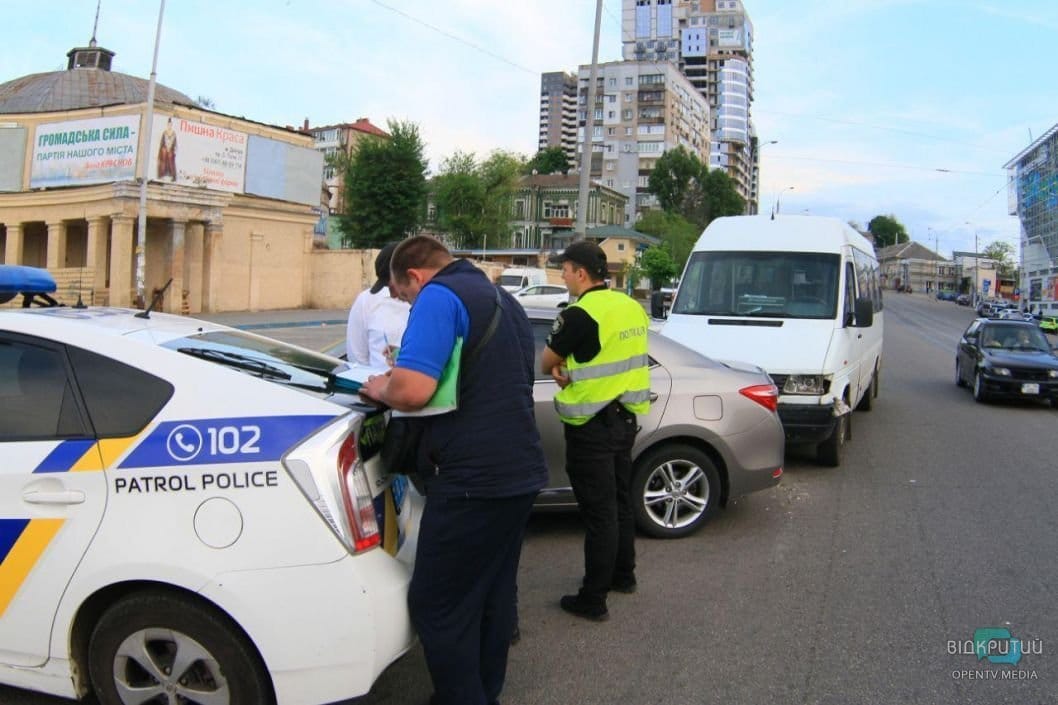 В Днепре возле «Озерки» маршрутка врезалась в легковой автомобиль - рис. 3