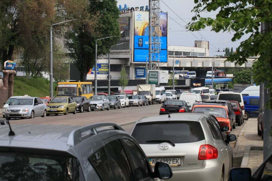 В Днепре на улице Курчатова автомобиль Toyota врезался в Chevrolet: образовалась большая пробка - рис. 5