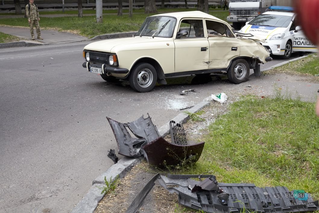 В Днепре автомобиль ИЖ перевернулся на крышу: среди пострадавших трое детей - рис. 12