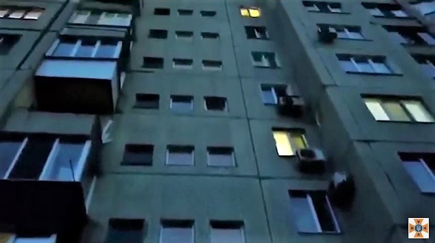 «Там мой брат»: в Кривом Роге спасатели сняли мальчика с козырька подъезда - рис. 18