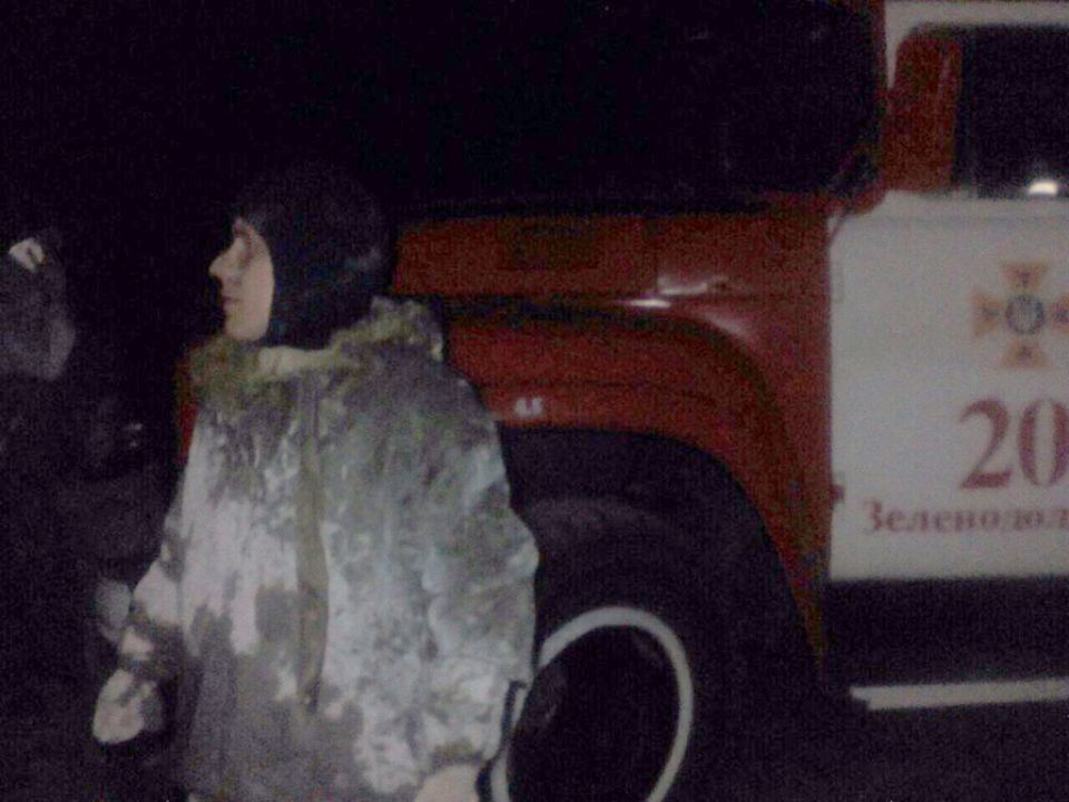 В Днепропетровской области спасатели вытащили из болота взрослого и двоих детей - рис. 1