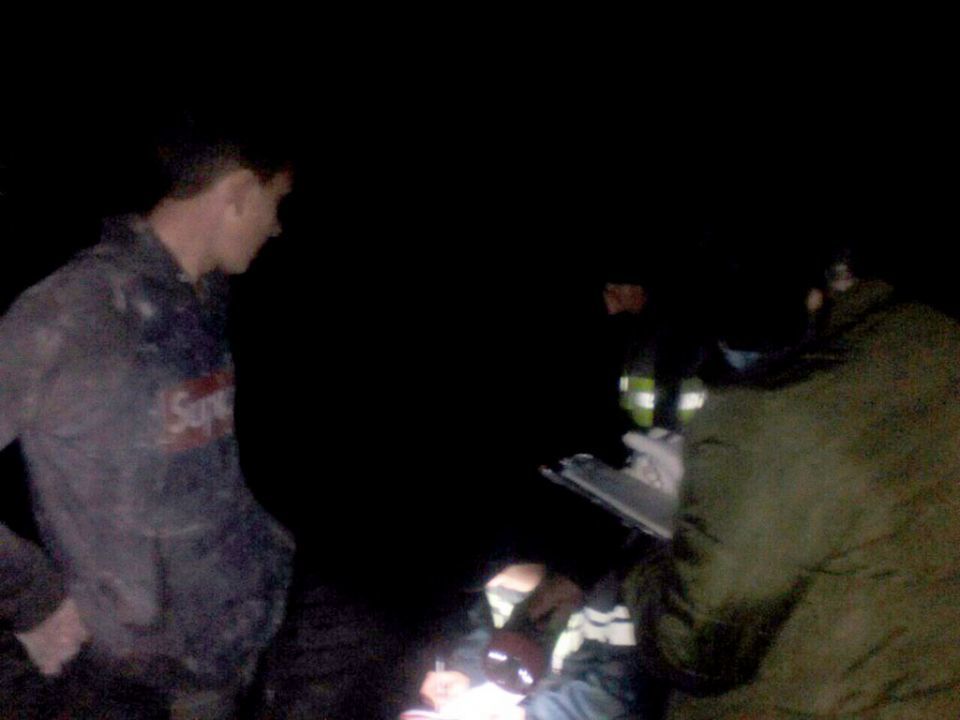 В Днепропетровской области спасатели вытащили из болота взрослого и двоих детей - рис. 2