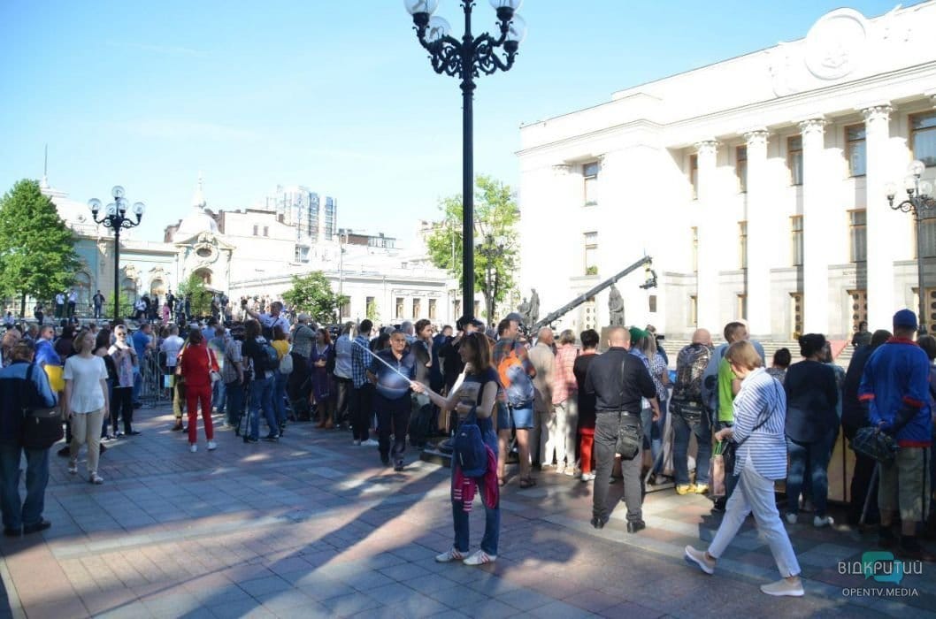Толпа, поцелуи, селфи: как прошла инаугурация Зеленского - рис. 1