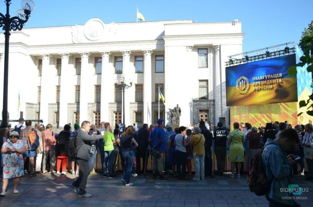 Толпа, поцелуи, селфи: как прошла инаугурация Зеленского - рис. 4