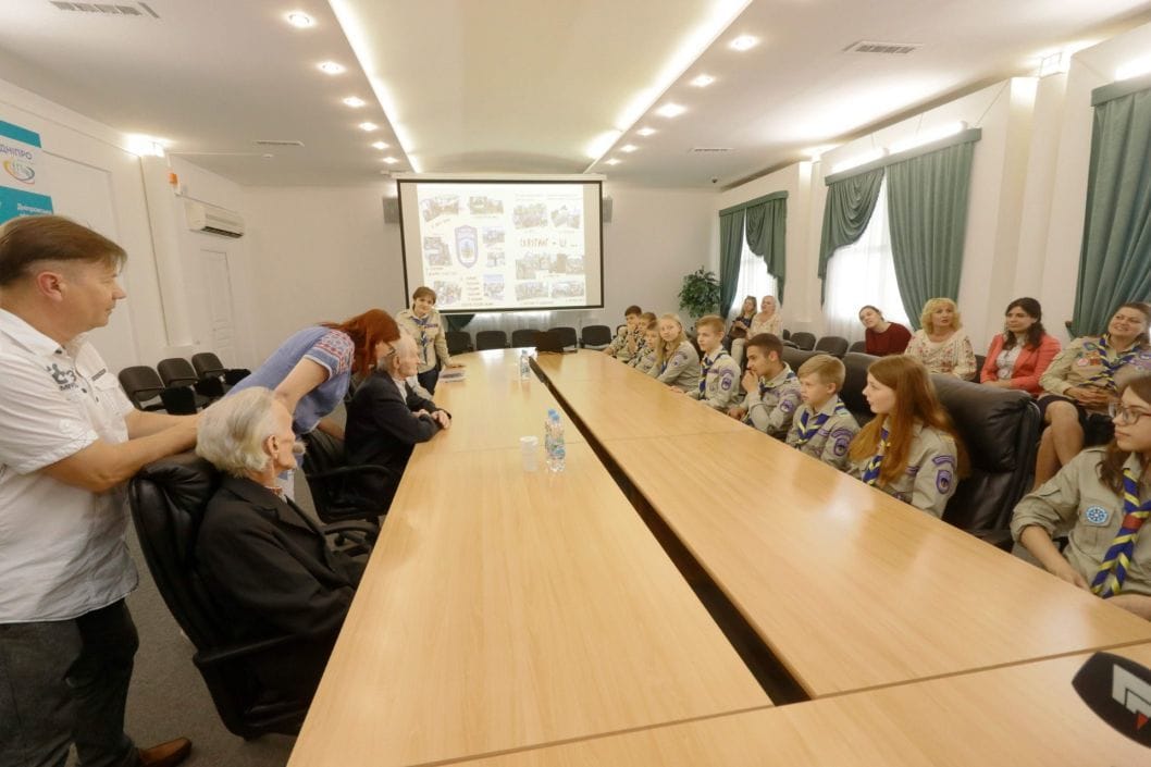Мер Днепра и скауты вручили денежные сертификаты бывшим политическим заключенным - рис. 8