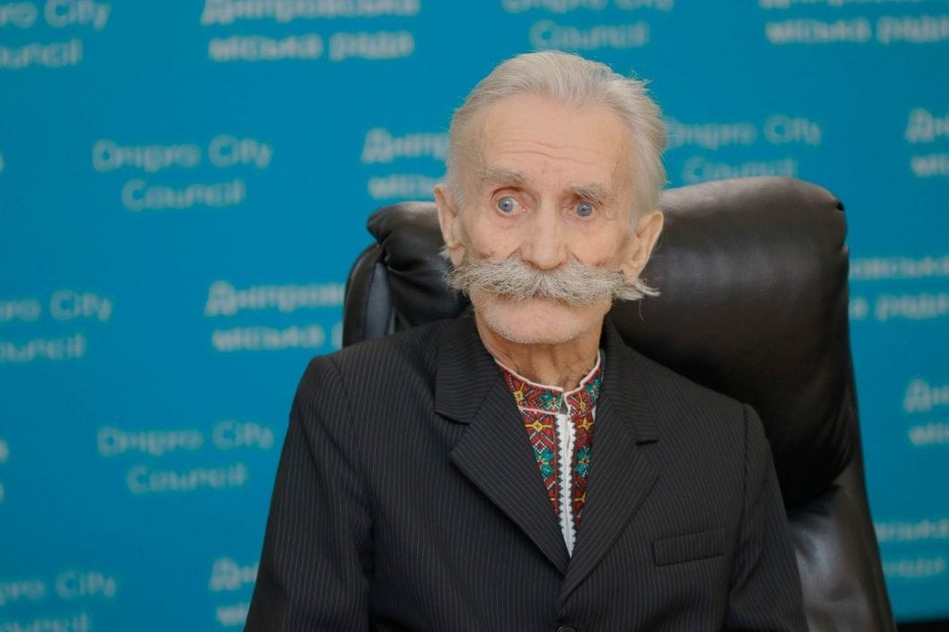Мер Днепра и скауты вручили денежные сертификаты бывшим политическим заключенным - рис. 6