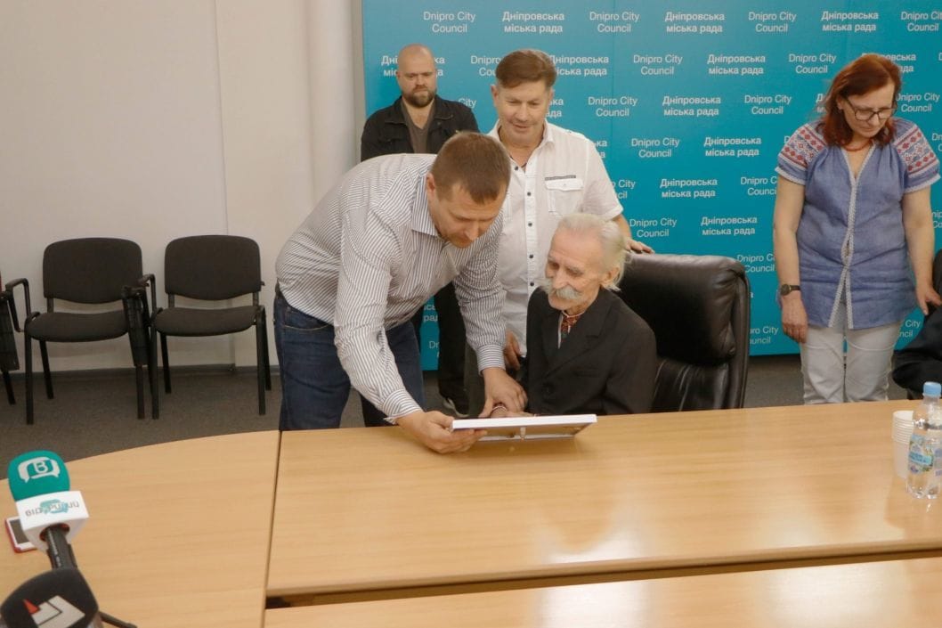 Мер Днепра и скауты вручили денежные сертификаты бывшим политическим заключенным - рис. 3