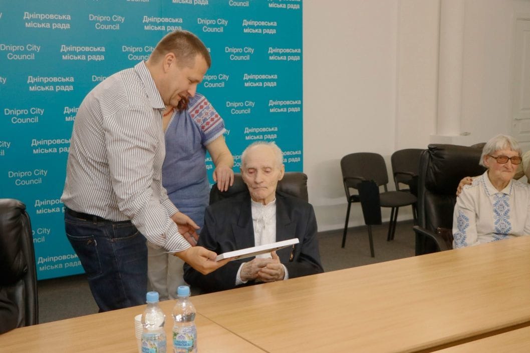 Мер Днепра и скауты вручили денежные сертификаты бывшим политическим заключенным - рис. 2