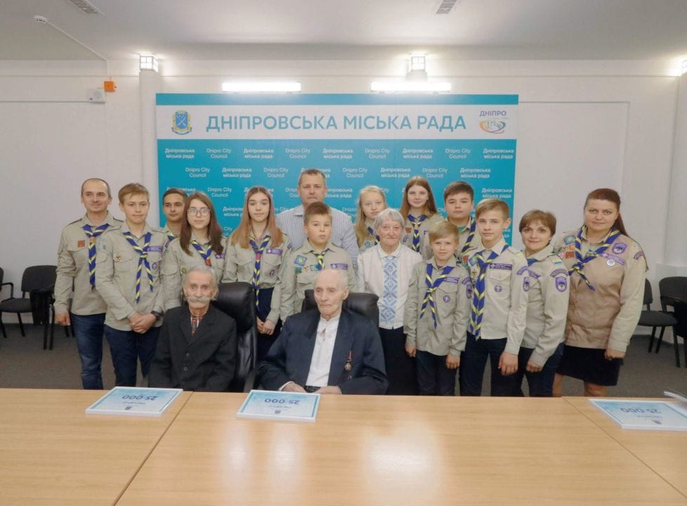 Мер Днепра и скауты вручили денежные сертификаты бывшим политическим заключенным - рис. 8