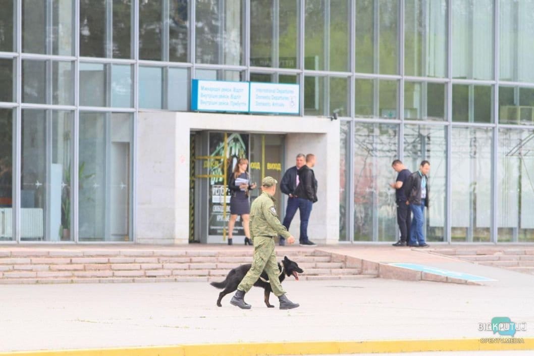 В Днепре сообщили о минировании аэропорта: людей эвакуируют - рис. 2
