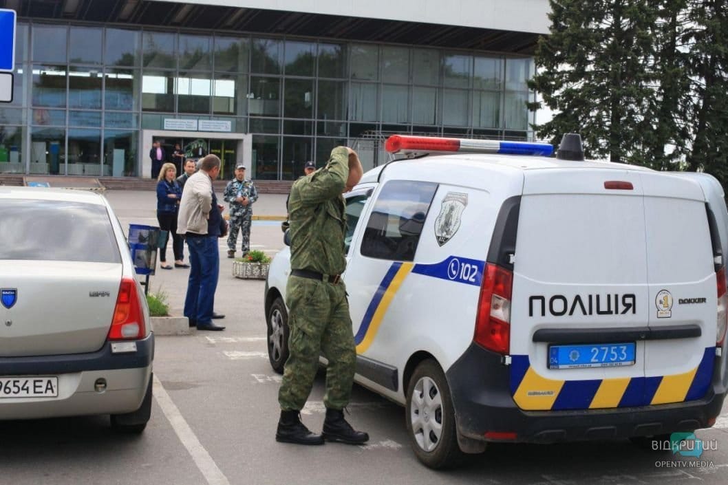 В Днепре сообщили о минировании аэропорта: людей эвакуируют - рис. 4