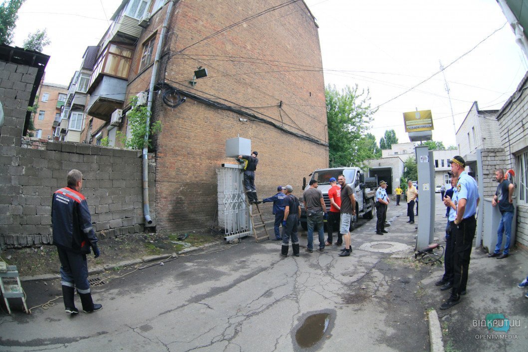 В Днепре коммунальщики спилили ворота у других коммунальщиков - рис. 3