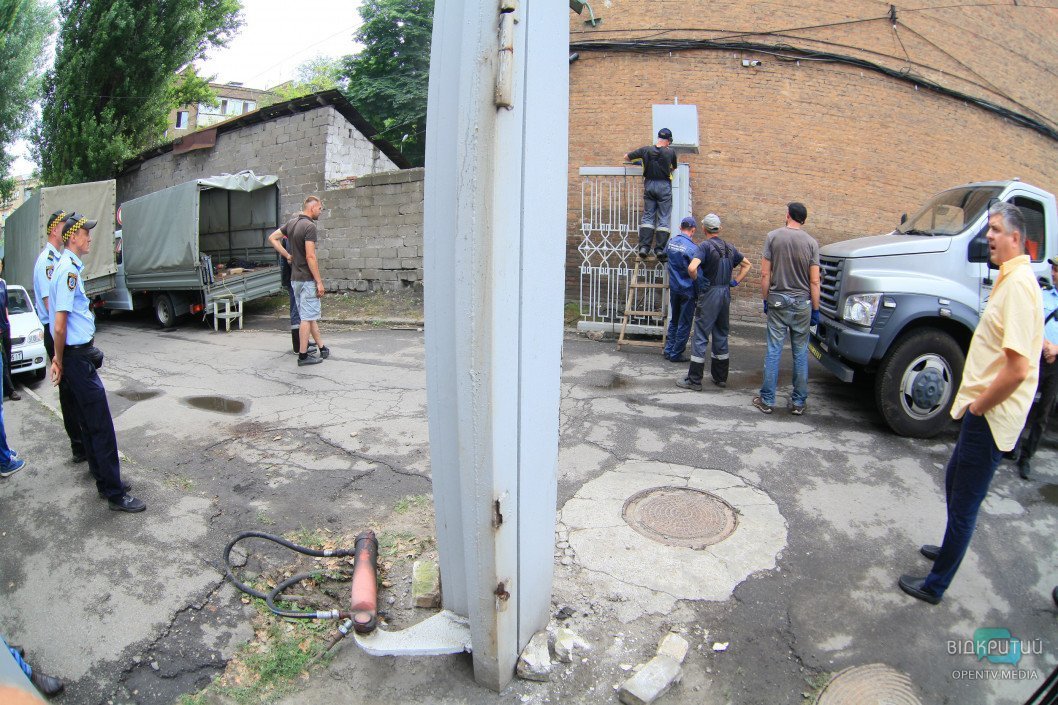 В Днепре коммунальщики спилили ворота у других коммунальщиков - рис. 5