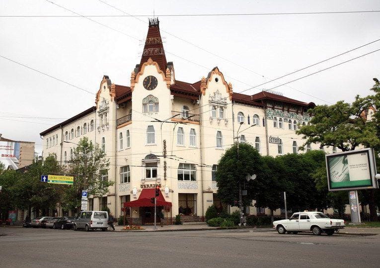 В Днепре на фасаде отеля «Украина» обнаружили коммунистическую символику - рис. 13