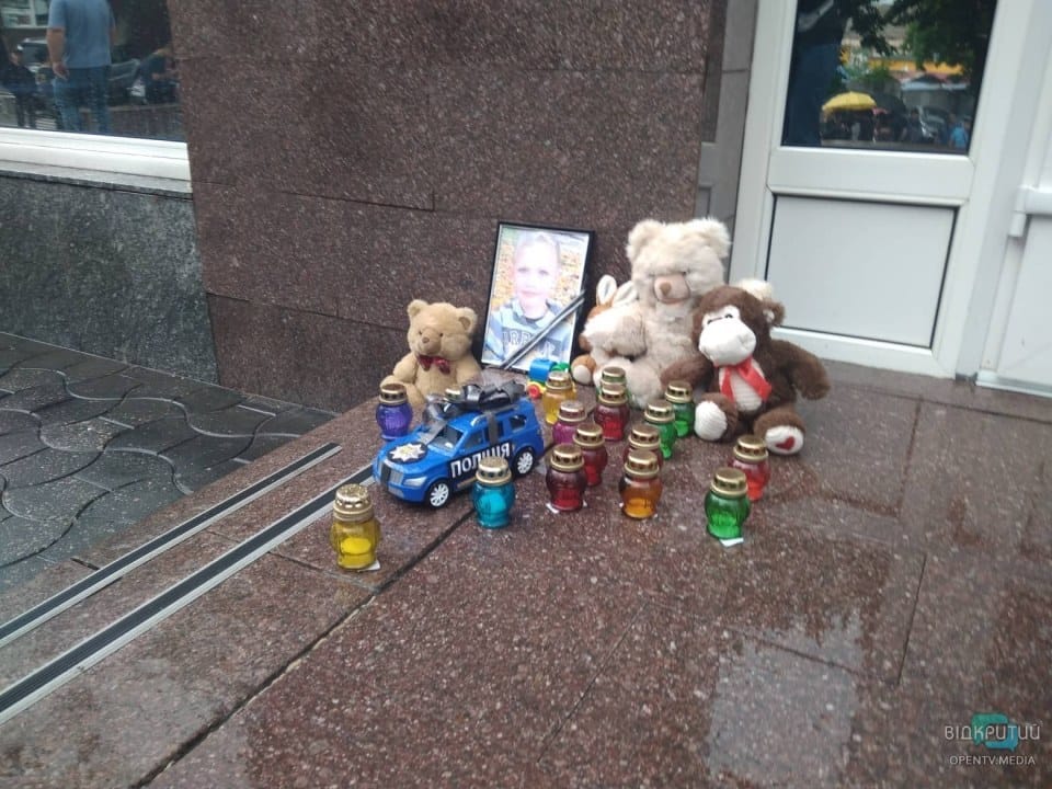 Смерть ребёнка вывела днепрян на акцию под стены областной полиции - рис. 1