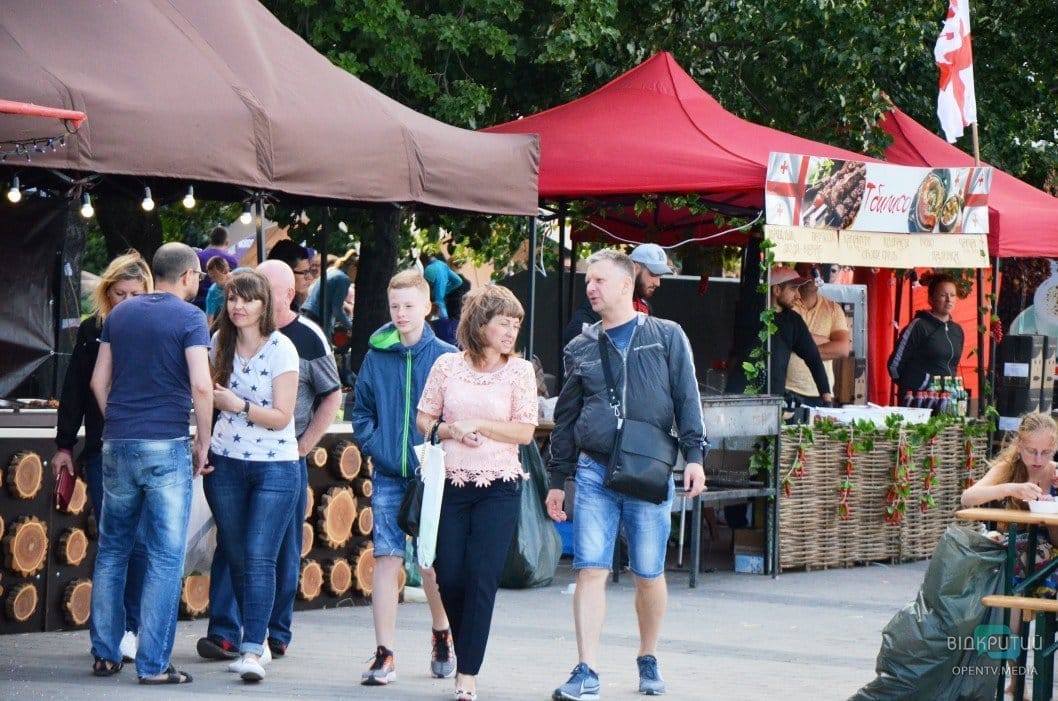 Веселье, музыка и разноцветные люди: как в Днепре прошел фестиваль красок - рис. 1