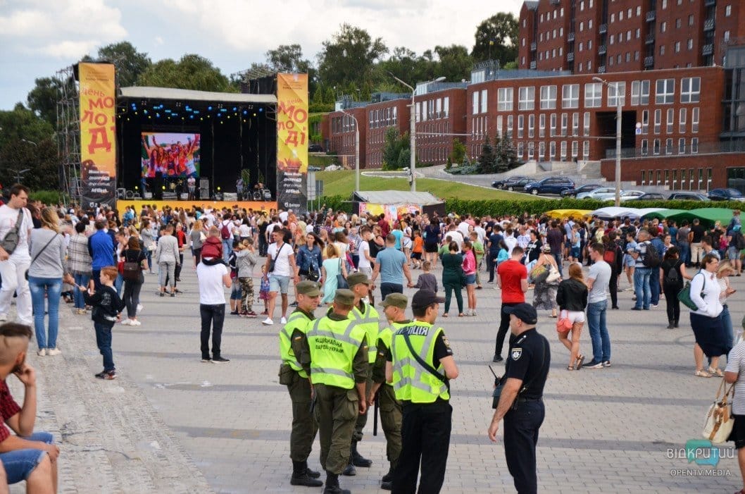 Веселье, музыка и разноцветные люди: как в Днепре прошел фестиваль красок - рис. 6