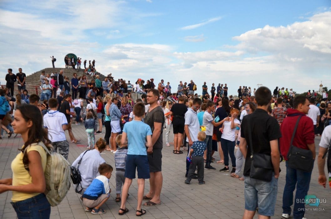 Веселье, музыка и разноцветные люди: как в Днепре прошел фестиваль красок - рис. 8