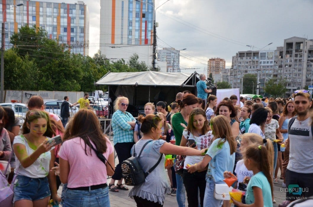 Веселье, музыка и разноцветные люди: как в Днепре прошел фестиваль красок - рис. 9