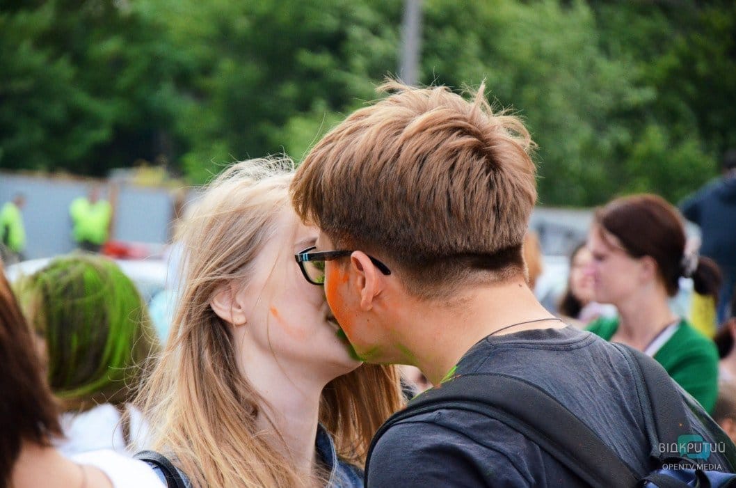 Веселье, музыка и разноцветные люди: как в Днепре прошел фестиваль красок - рис. 17